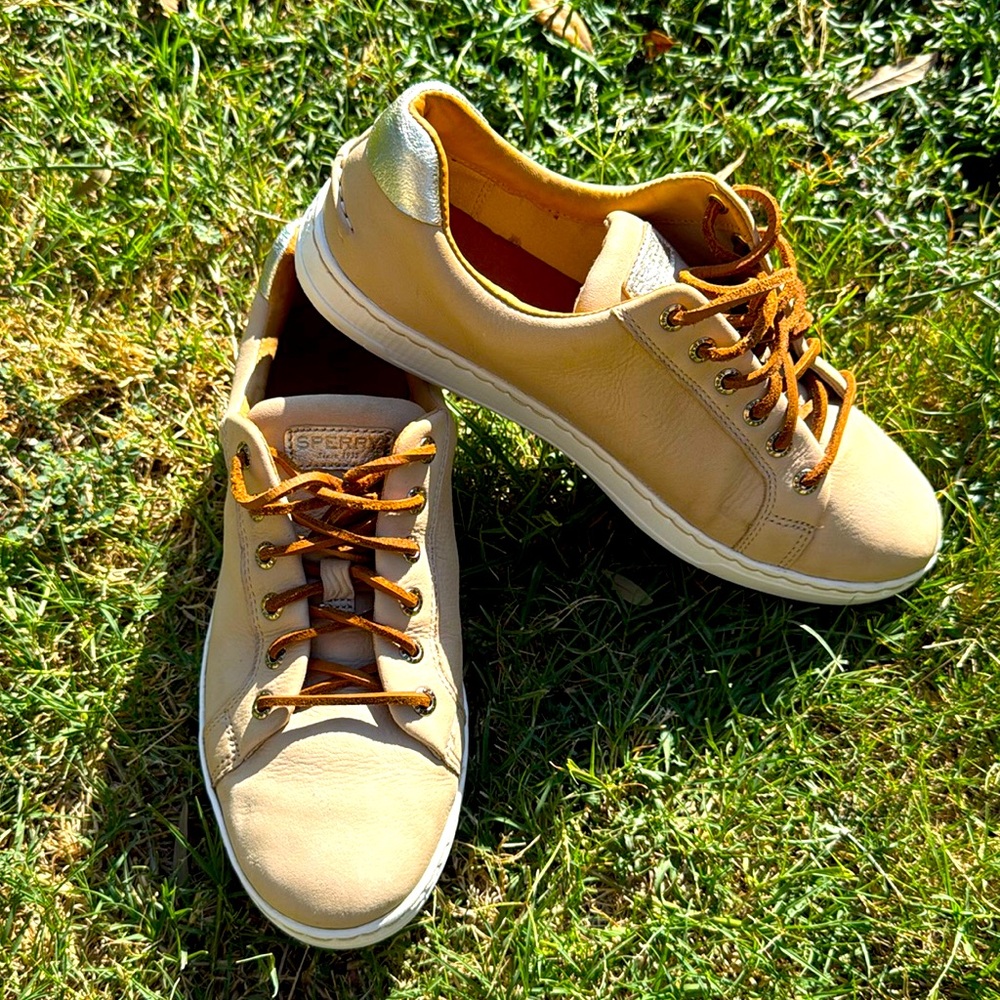 Sperry Beige Canvas Shoes with White gold accent and white sole size 7.5